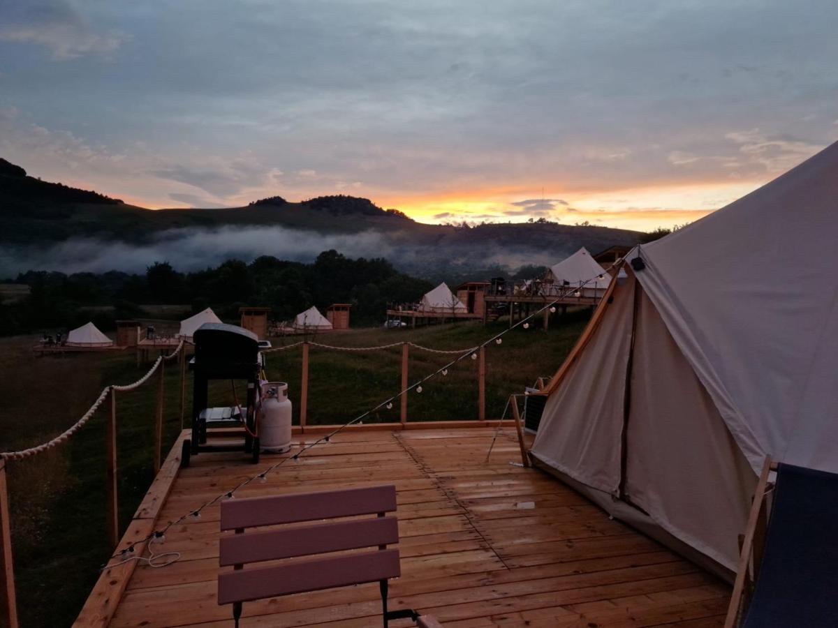 The Hunters Glamping Hotel Ciudanovita Exterior photo