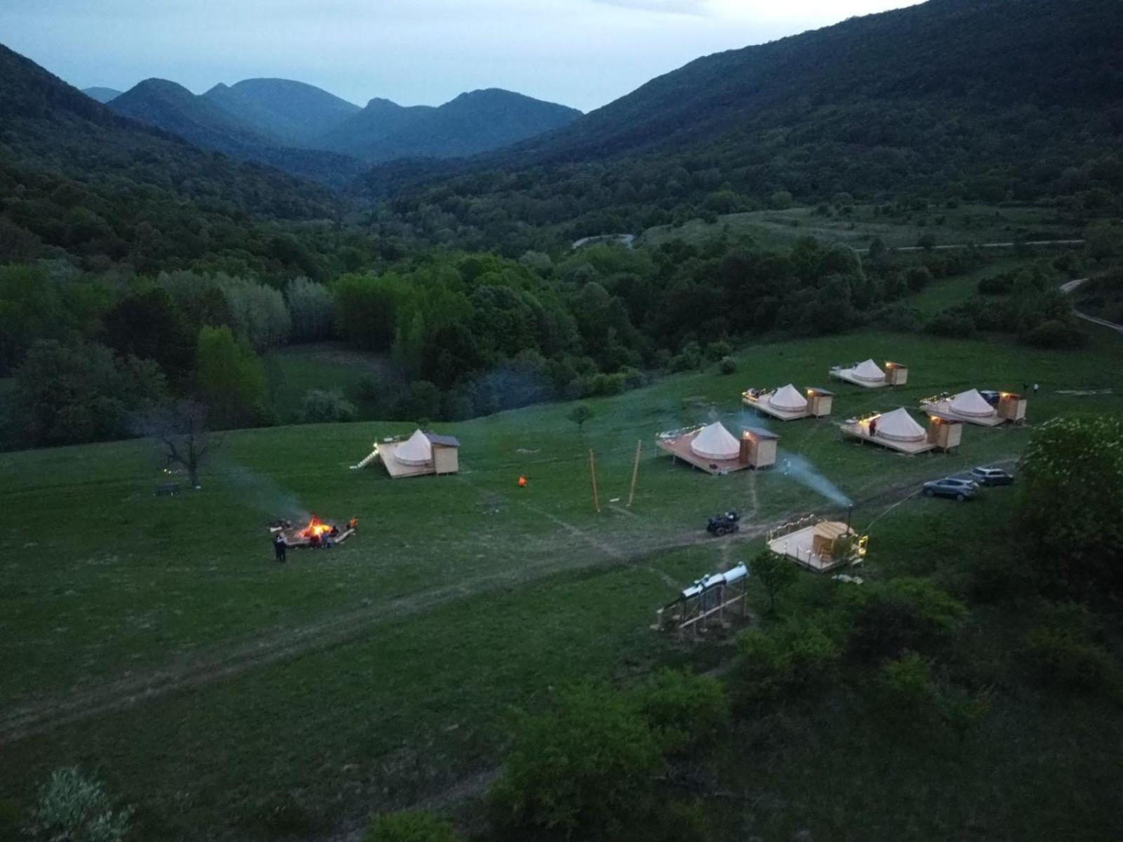 The Hunters Glamping Hotel Ciudanovita Exterior photo